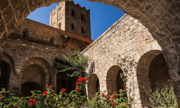 Abbaye Saint-Martin du Canigou : Une Escapade Authentique en Catalogne
