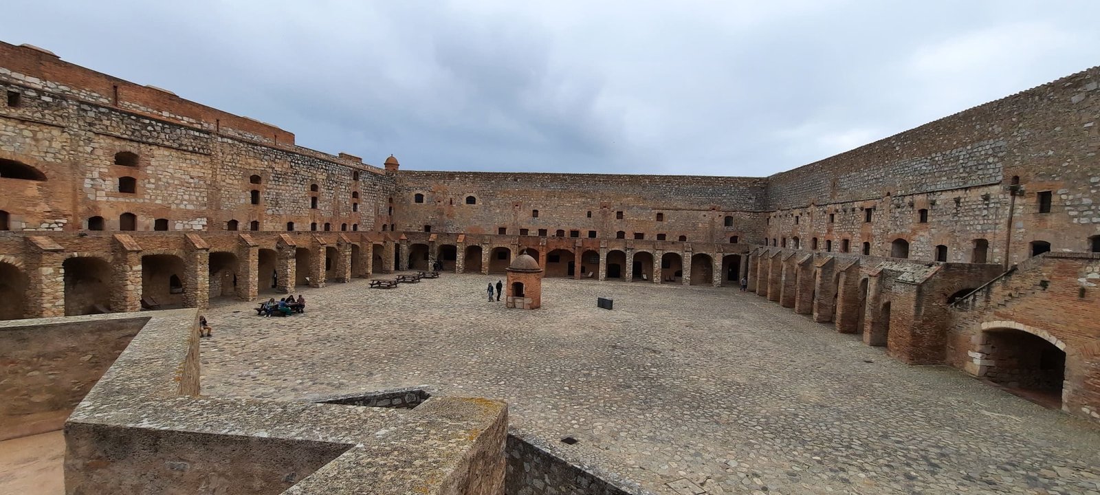 Forteresse de Salses cour intérieure